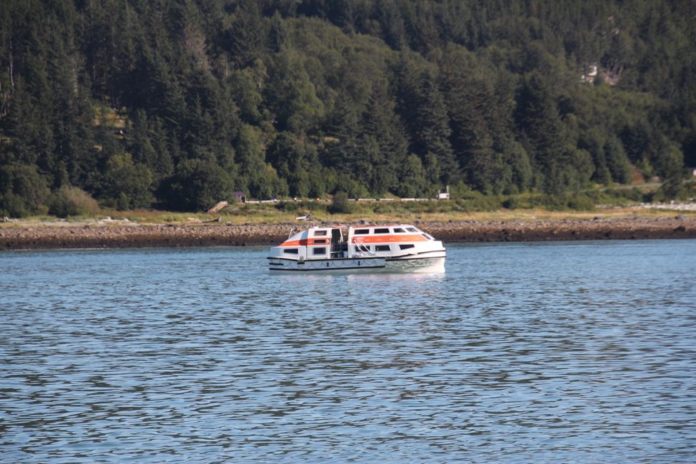 Bote auxiliar lleva a los turistas a tierra