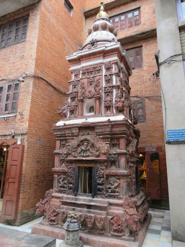 Der Nebentempel ist der Mutter Buddhas, Maya Devis, gewidmet.