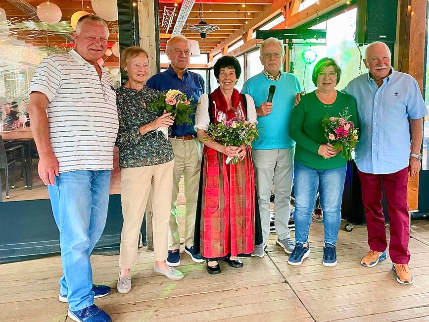 The board members with the long-time members Brigitte, Berndt, Elfriede, and Martina (from left).