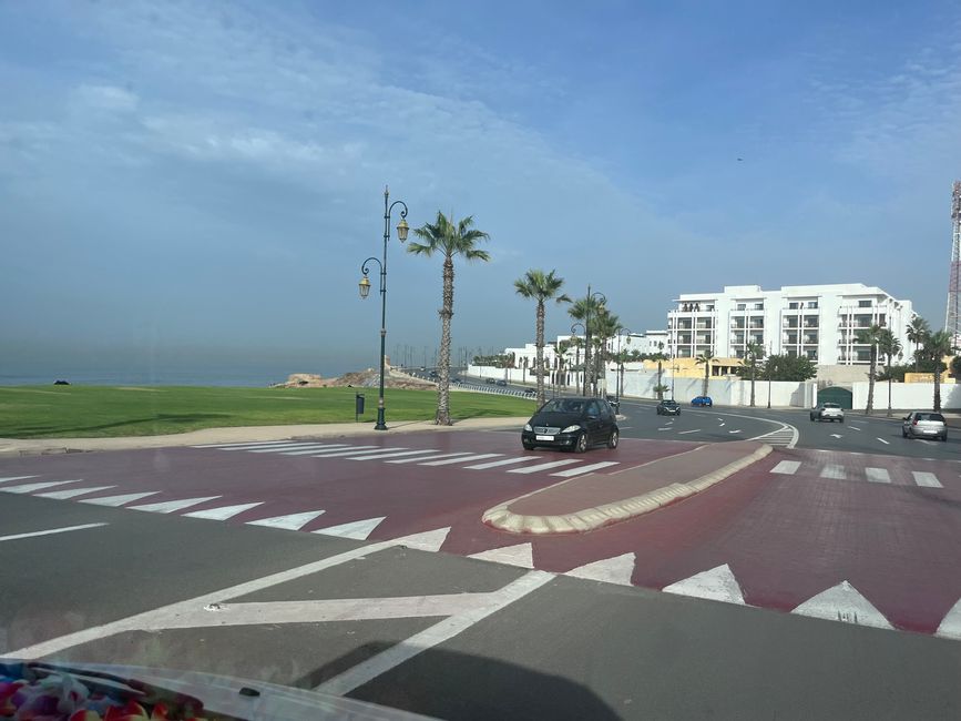 Einfahrt nach Rabat - von der Straße kann man essen, so sauber ist es