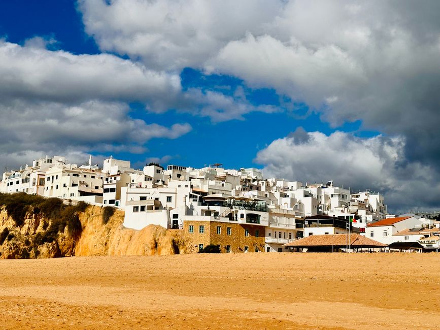 Ein Tag am Meer: Strandspaziergang in Albufeira