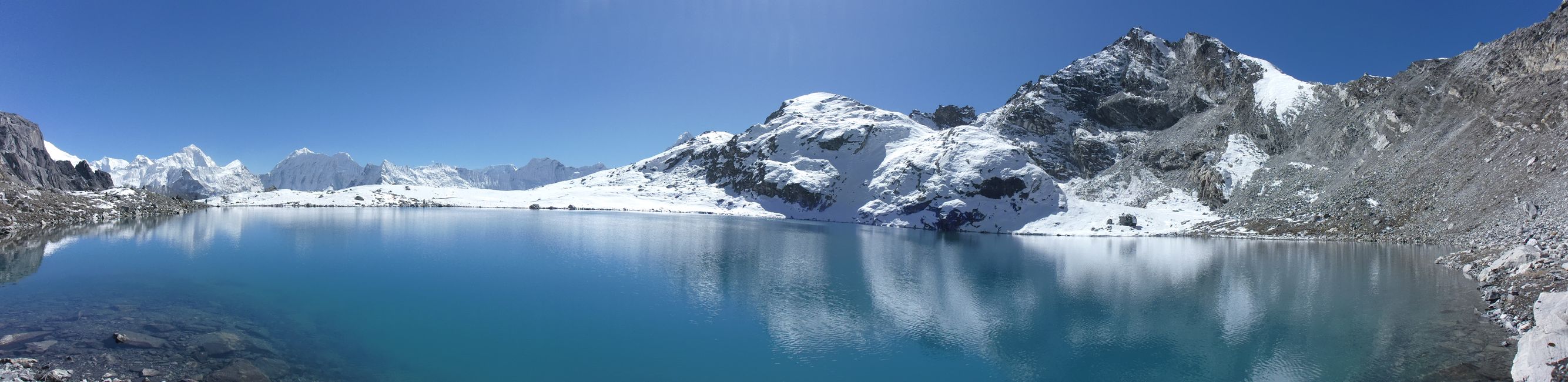 Der große See unter dem Pass 