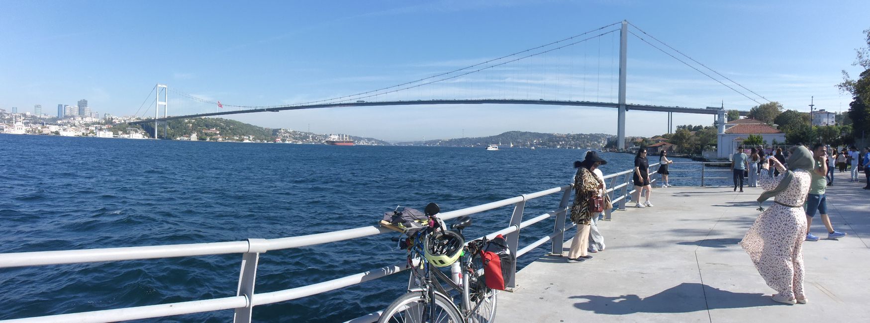 Unter der 1. Brücke durch