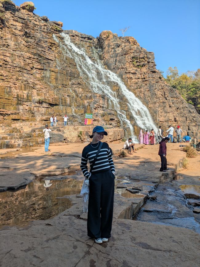 Tina vorm Wasserfall (mausig)