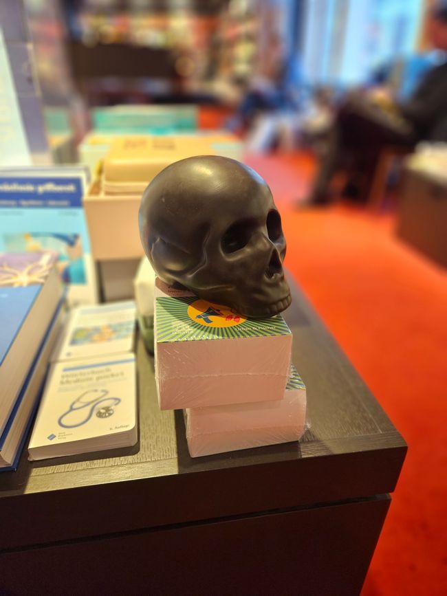 Wer braucht nicht auch einen Totenkopf im Regal