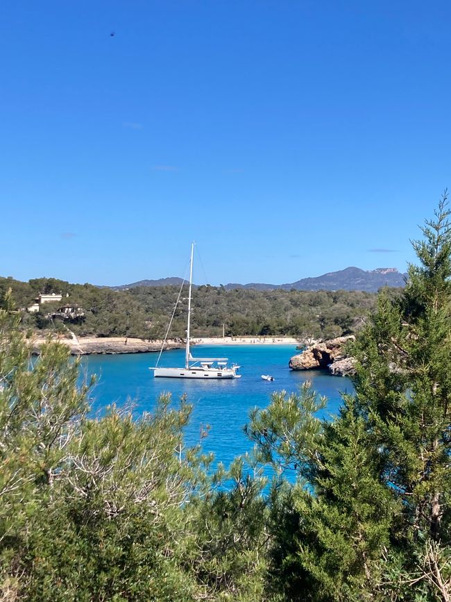 Cala Mondrago-es wird angebadet