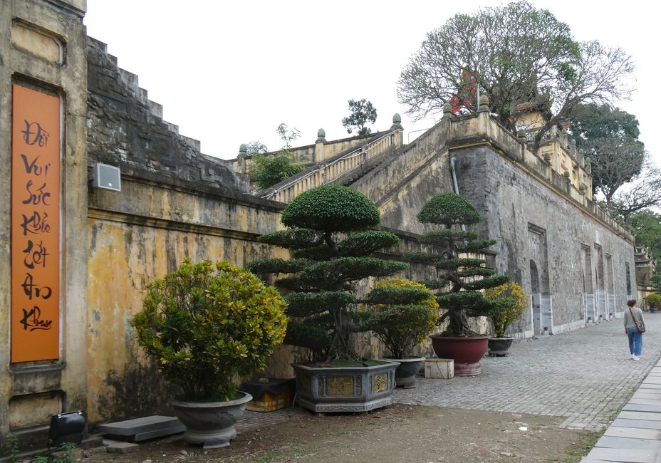 Haupttor mit vietnamesischer Gärtnerkunst
