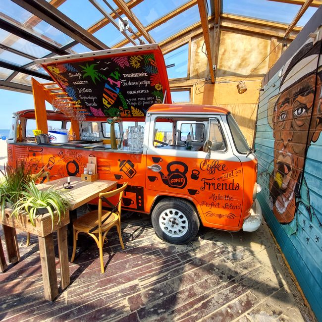 Il y a de nombreux cafés et restaurants sur la plage