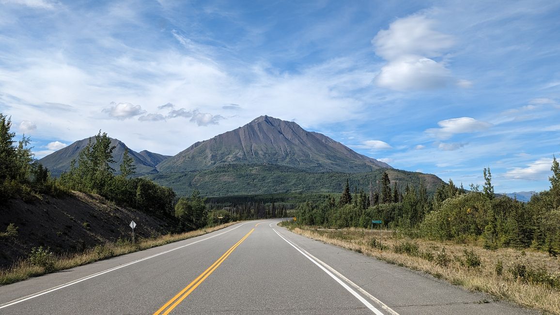 Tag 27: Bärenshow & fantastische Bergwelten - zurück nach Yukon/Kanada