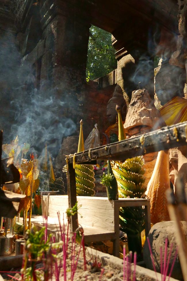 Opfergaben im Wat Phou