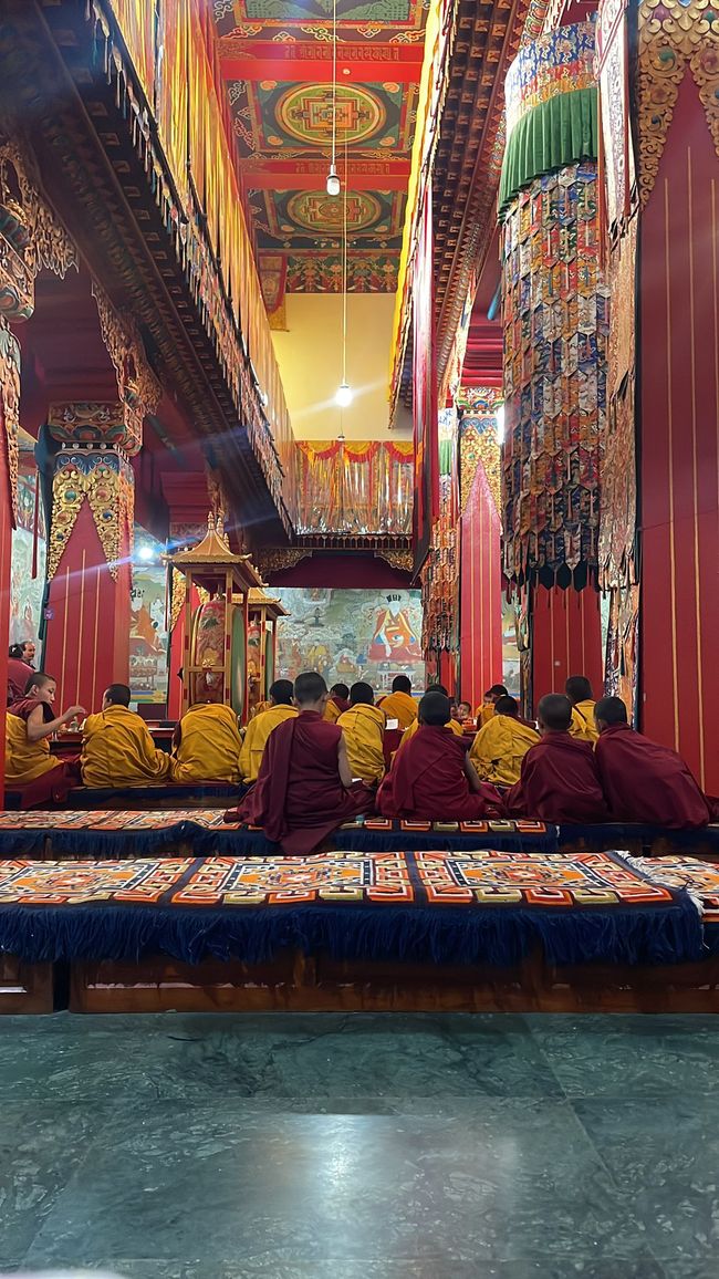 Die buddhistischen Mönche bei ihrem Gebet.