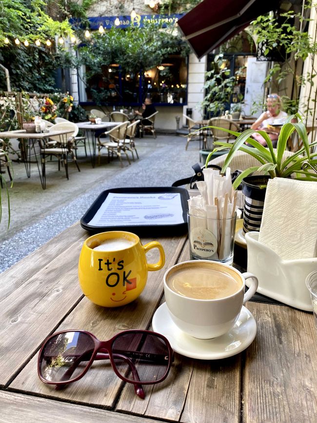 Prospero's Books mit angeschlossenem Café im ruhigen Hinterhof auf der Shota Rustaveli Avenue
