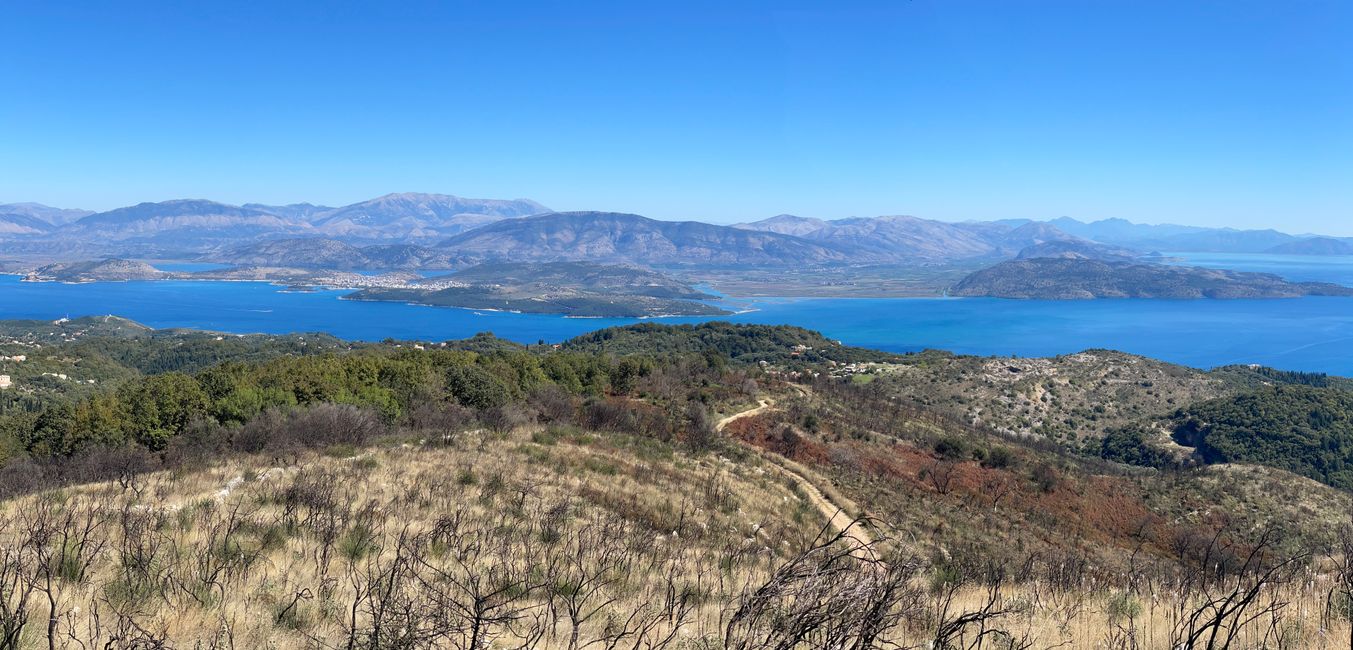 Blick zurück auf Portas. Dahinter Albanien, rechts oben griechisches Festland 