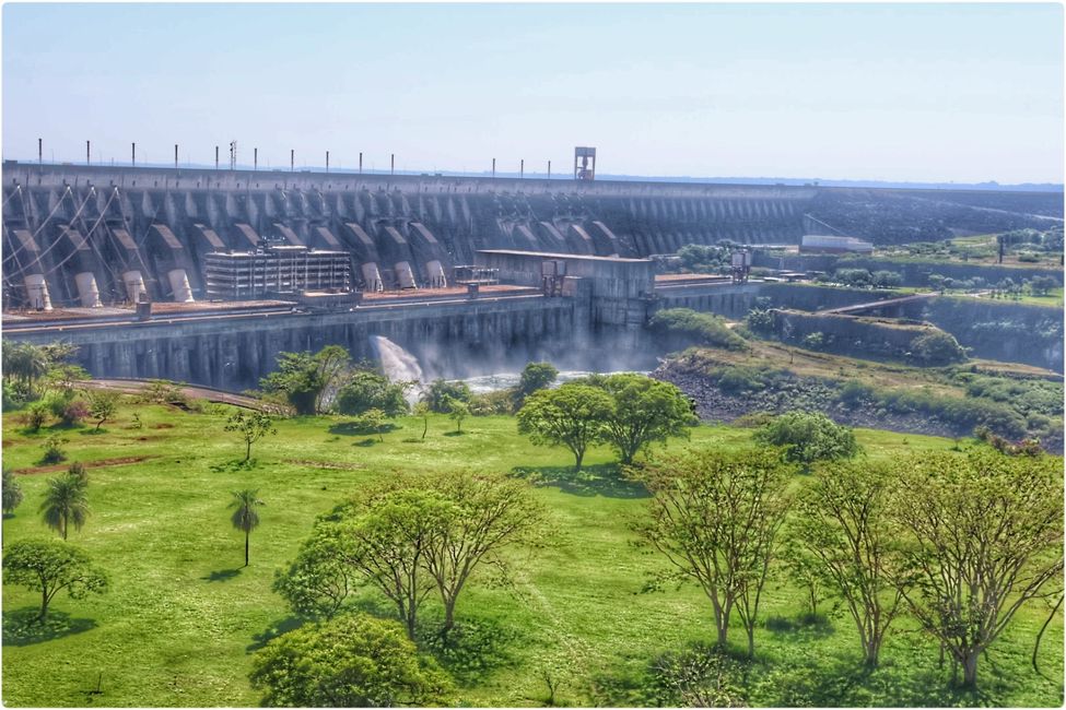 Ein Teil der Staumauer ITAIPU