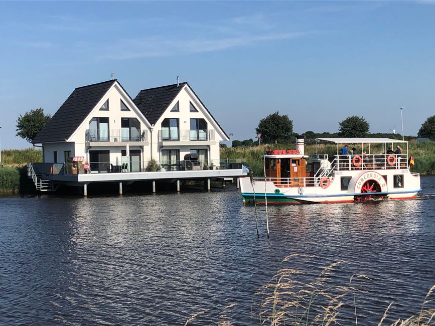 Pfahlbauten an der Nordsee und ein Gästeboot kam auch noch vorüber