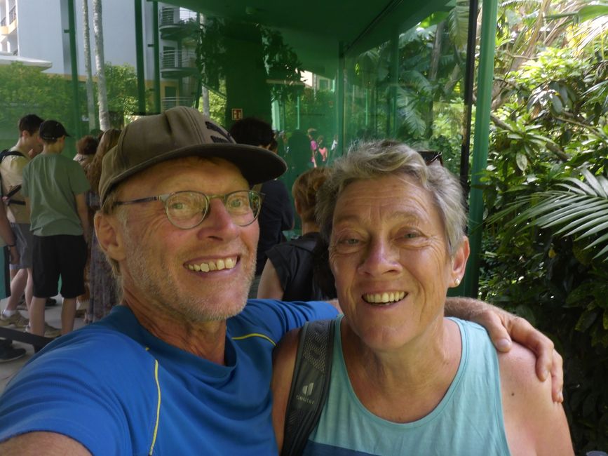 Eine Karte für den Senior und eine für die junge Frau