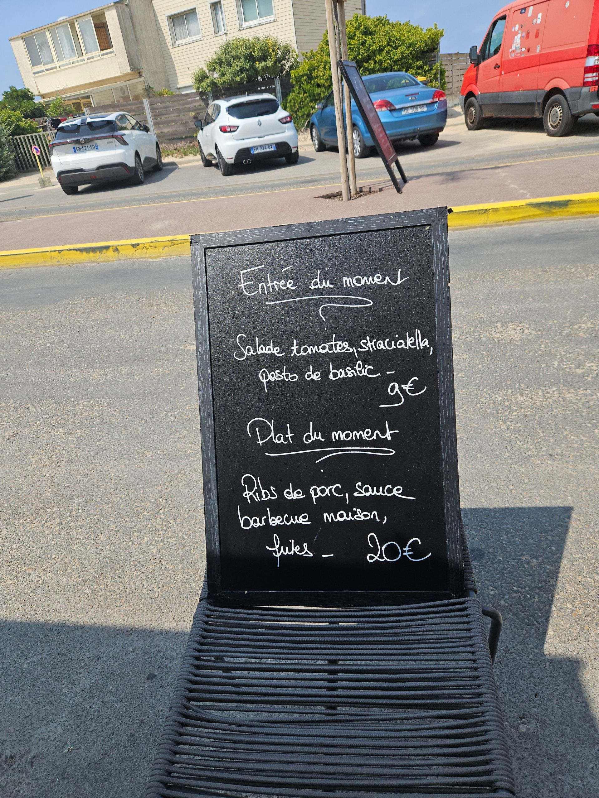 ...est au dos