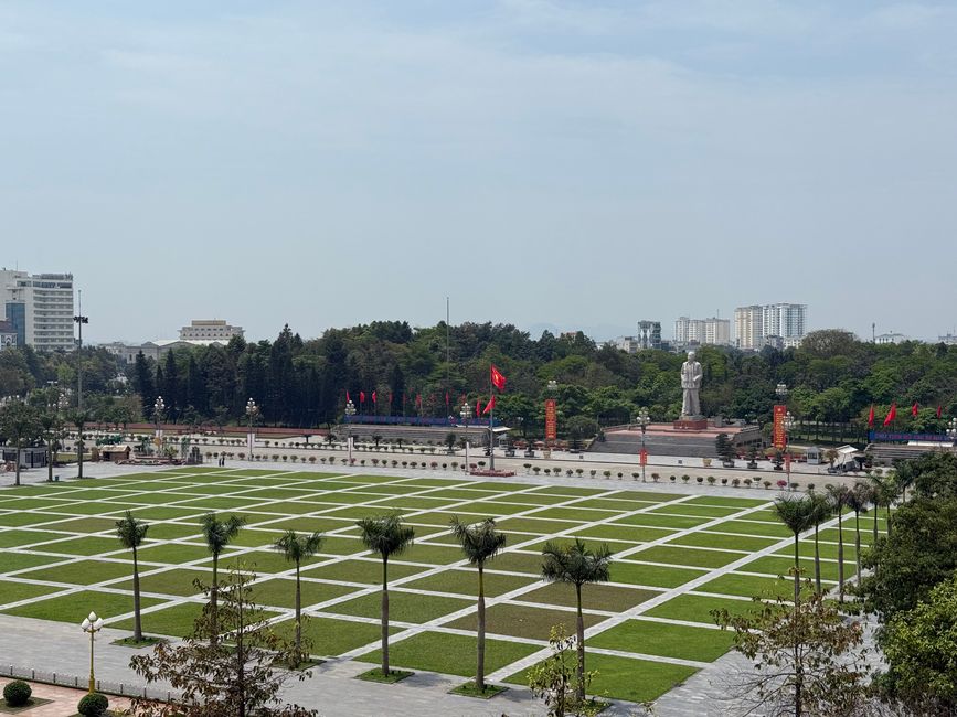 Großer Park/Platz mit Statue von Ho Chi Minh