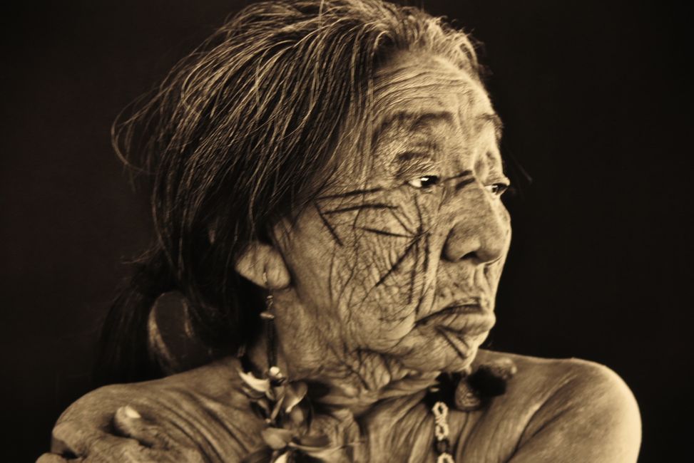 Manda, Tochter der Yawanawá. 1970 gab es nur noch 120 Mitglieder, Alkoholismus war verbreitet. Ihre Sprache war beinah verschwunden da es nicht erlaubt war sie gegenüber nicht Indigenen zu benutzen.
