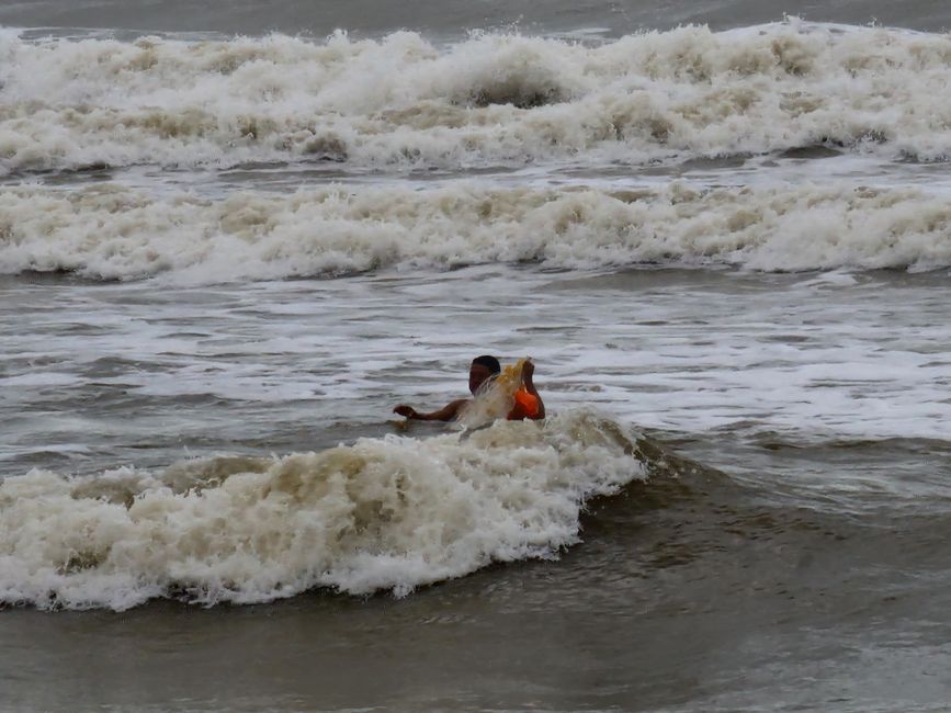 Vorüber die Flut.
Wer sah es wohl, du selig Land, 
wie dich die Welle überwand.