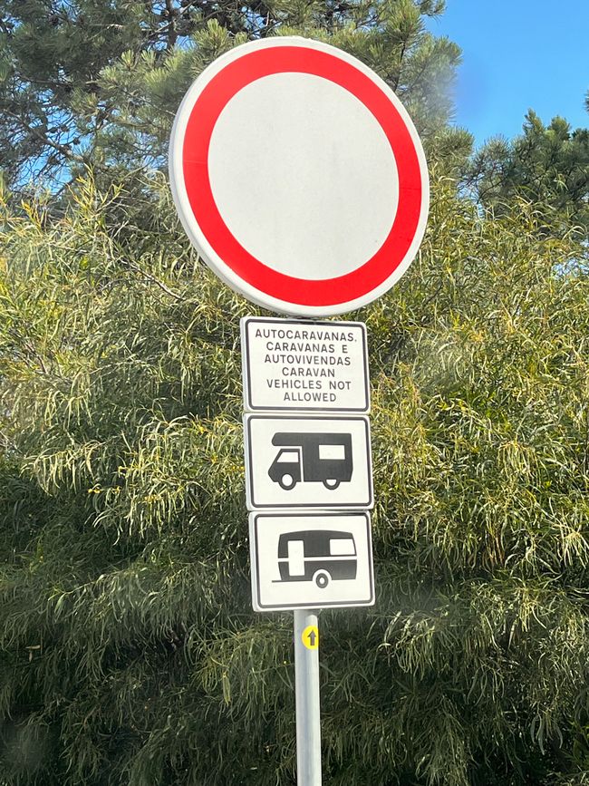 Motorhomes are not welcome on the coast. But it is also a self-inflicted problem. Especially during and after the Corona epidemic, Portugal was overrun by campers