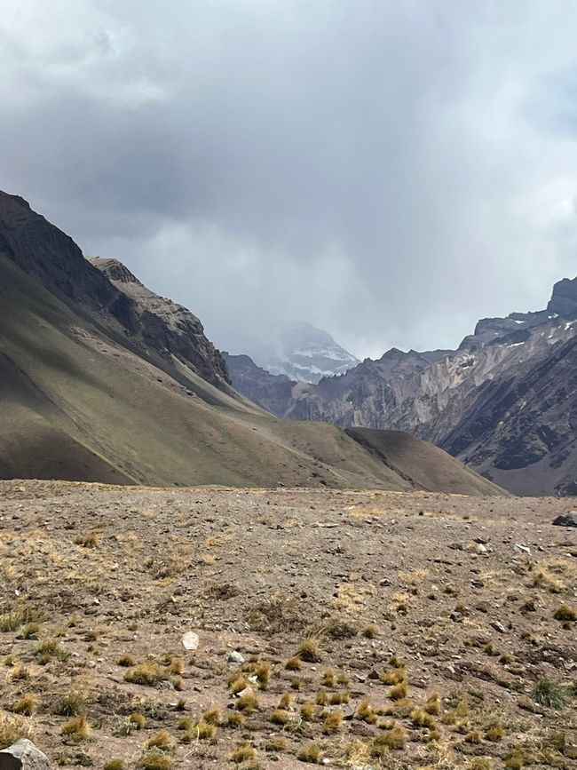 Leider in den Wolken: der Acangagua - mit fast 7.000m der höchste Berg Südamerikas