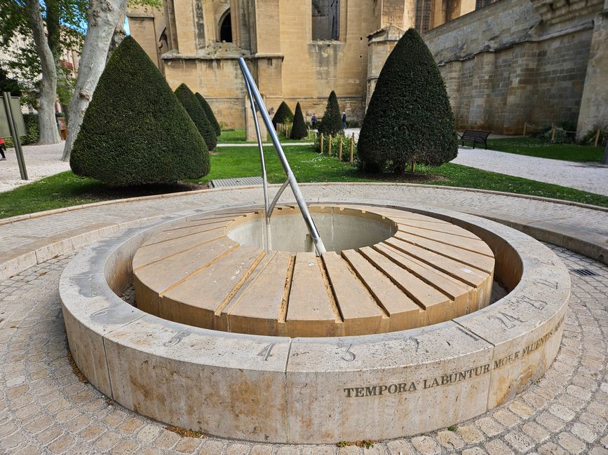Sonnenuhr im Garten der Kathedrale