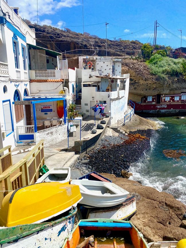 Beautiful bays and small fishing villages - here El Puertito - alternate