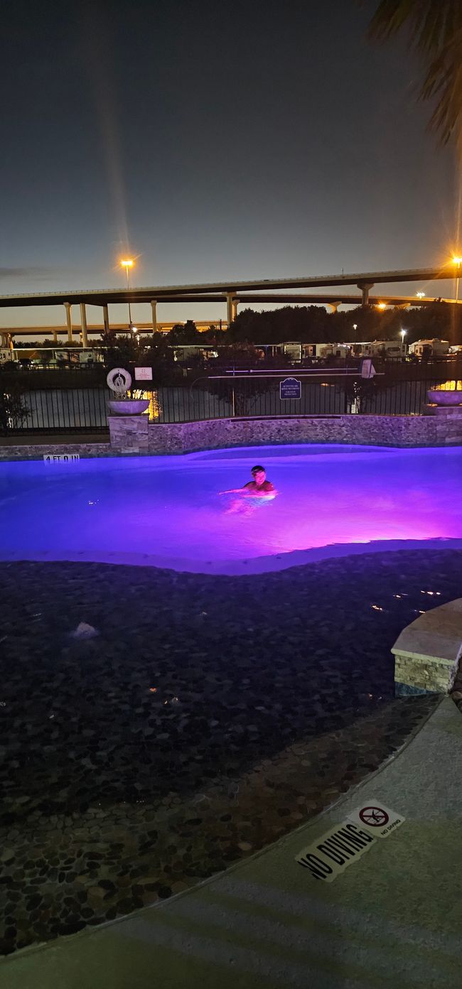 Um 21:30 noch kurz in den Pool.