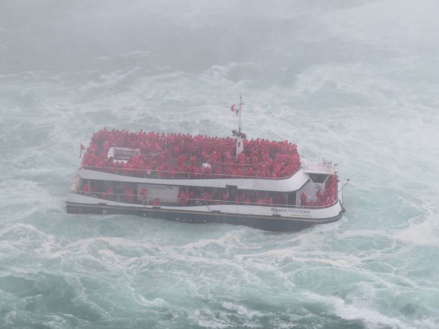 Schiff an den Horseshoe Falls