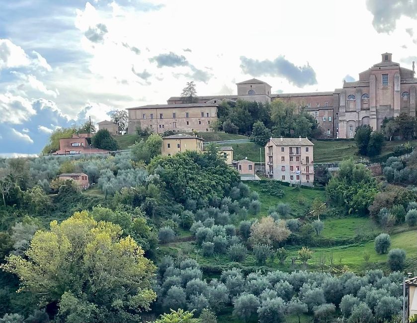 Mächtige Ziegelsteinbauten und viel Grün – die Mischung macht Siena so attraktiv.
