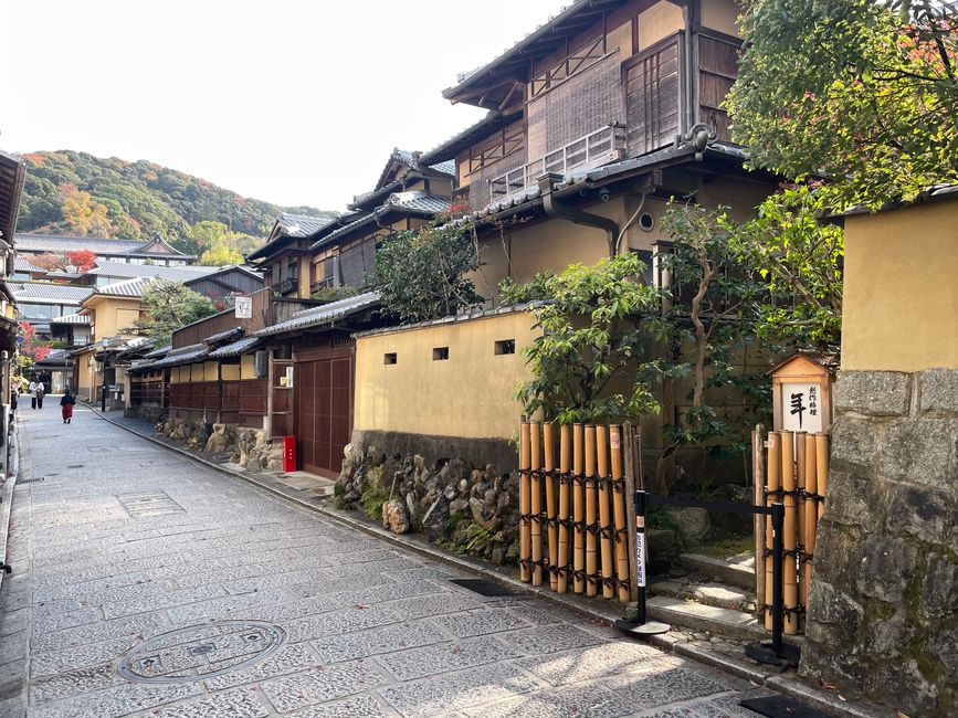 32. Kapitel: Bei den Geishas in Gion, ein sehr frohes Wiedersehen und einmal im Leben Thunfisch-Sushi satt