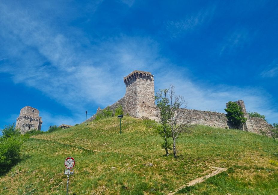 Rocca Maggiore mit dem Platz des Friedens