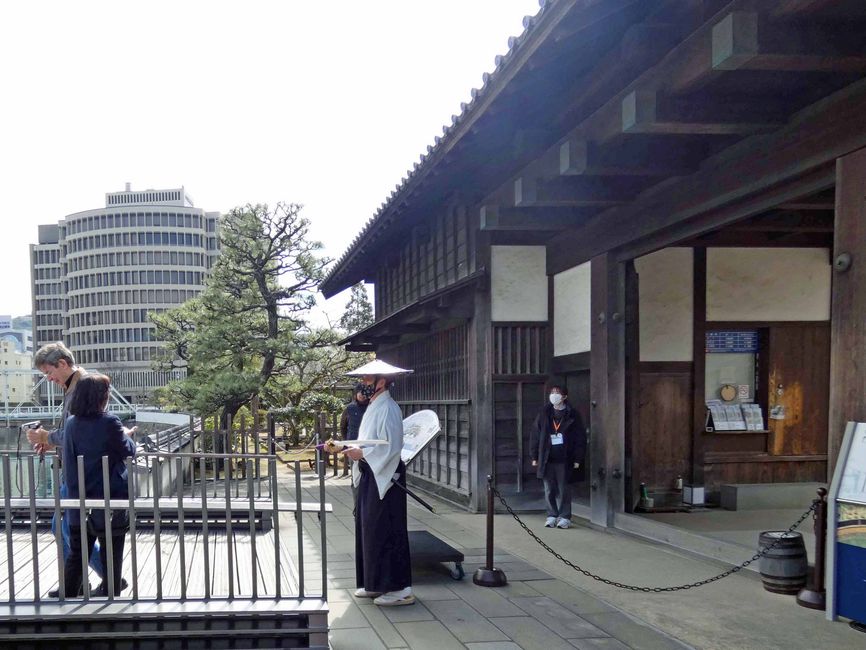 Eingangskontrolle auf Dejima durch Samurai mit Schwert