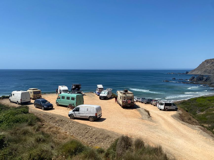 "Einsamer" Surferstrand voll mit Vans trotz Campingverbots - wir sind hin- und hergerissen, wie wir das finden sollen