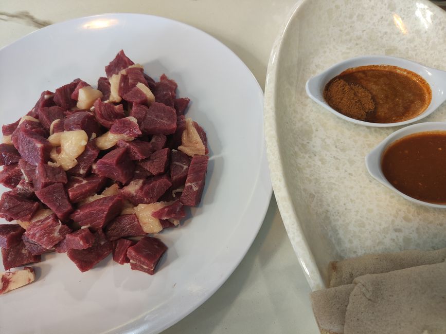 Zum Mittagessen rohes Fleisch mit scharfer sauce