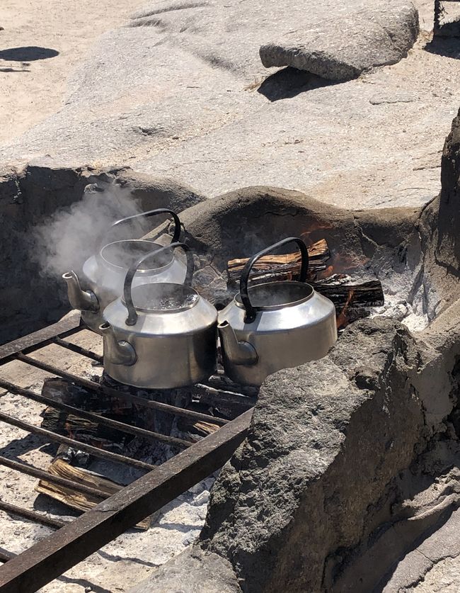 Die Strandloper - das Wasser für den Kaffee brodelt
