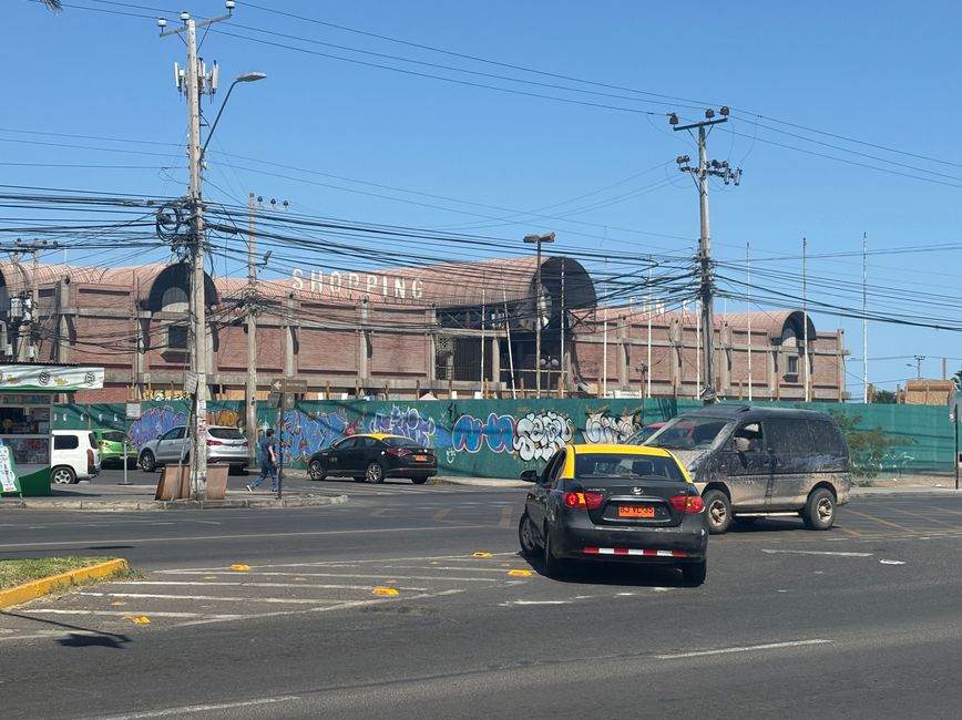 En el centro de la ciudad, se encontró un cementerio de más de 4000 años de antigüedad durante la renovación de un viejo edificio. Como no se pudo excavar sin completamente destruirlo, se colocó un suelo de cristal y se puede caminar sobre los esqueletos.