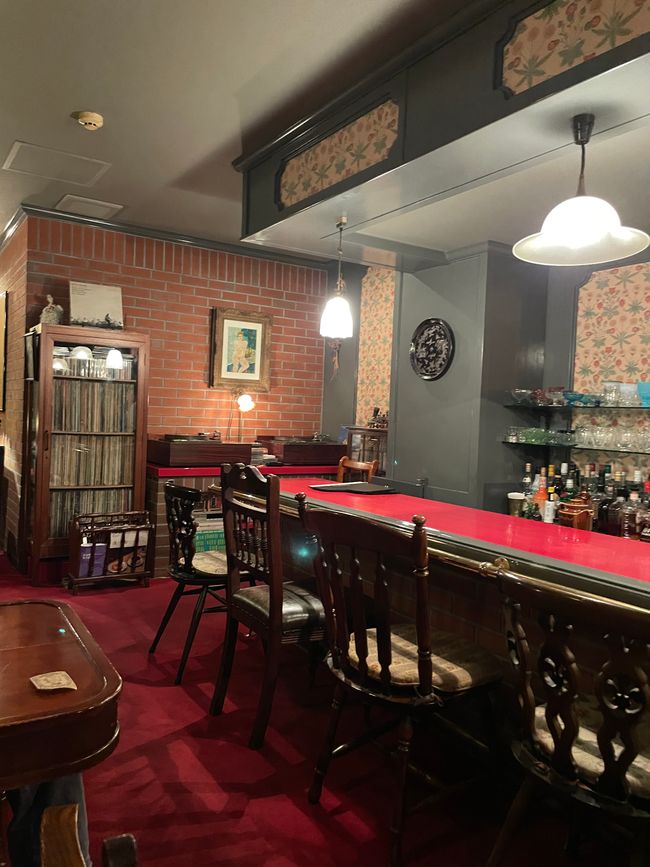 Sitztheke mit den 2 erstklassigen Grammophonen im Hintergrund 