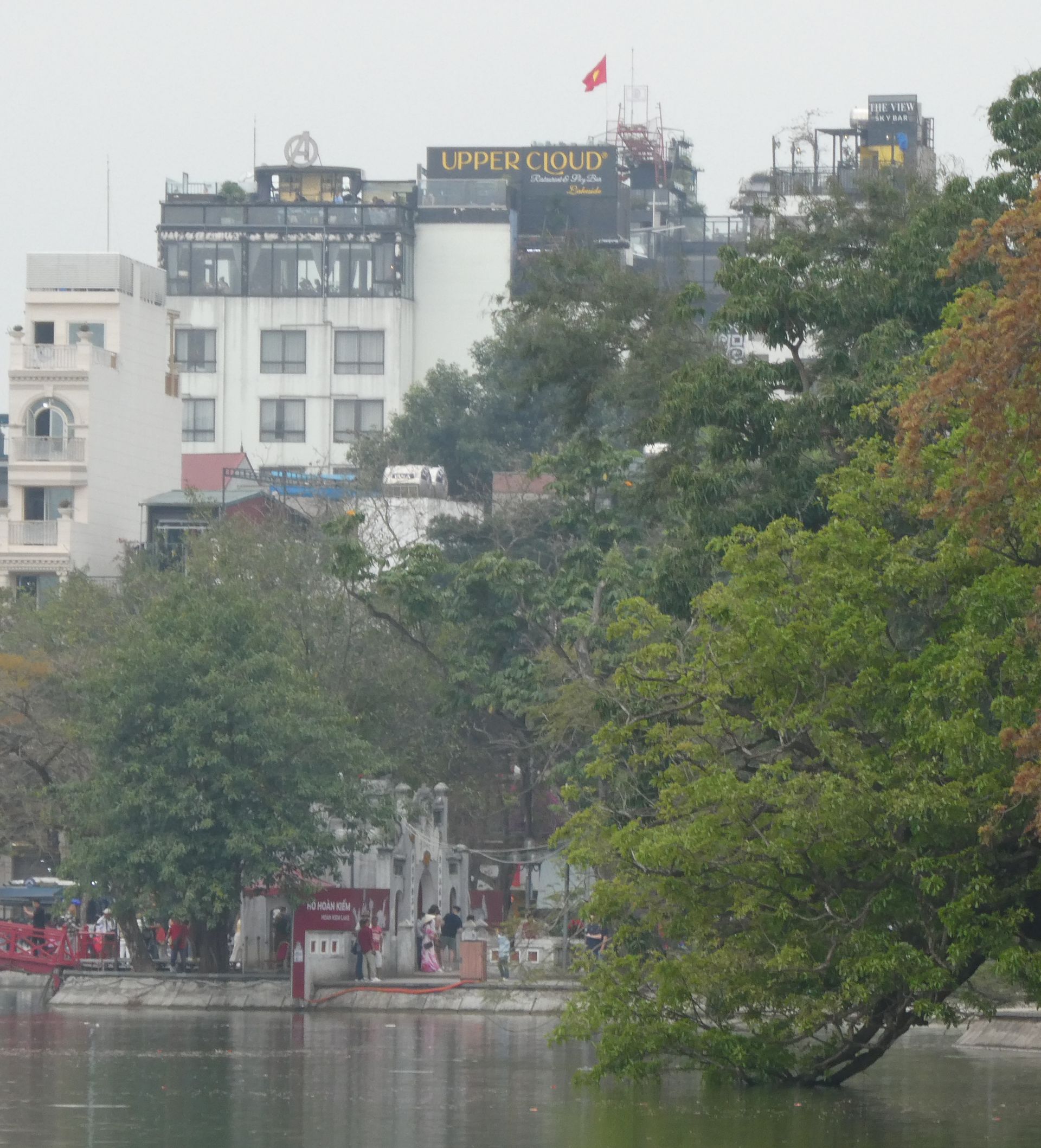 Sulla cima del nostro hotel sventola la bandiera vietnamita