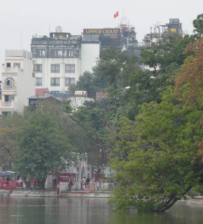 Sulla cima del nostro hotel sventola la bandiera vietnamita