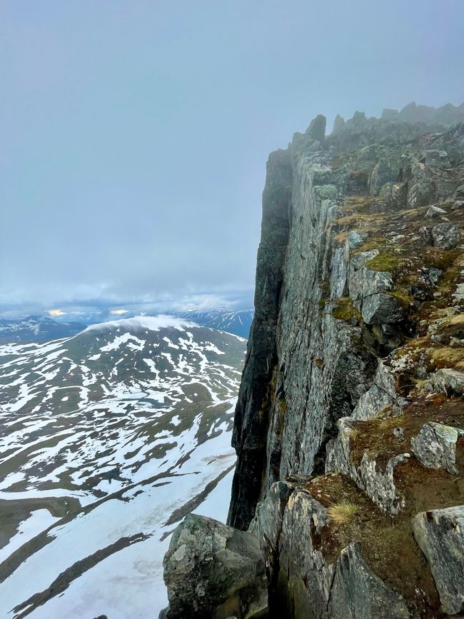 Blick an der Kante des Tromsdaltinden Rochtung Kroken
