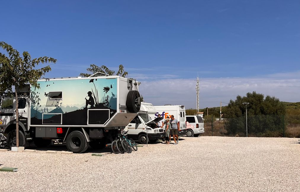 Magirus 4x4 mit den Schweizern, Iveco Wohnmobil mit den Australiern und Betty mit den Hamburgern