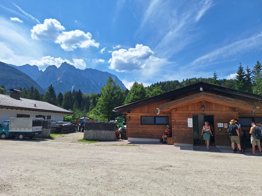 Bâtiment sanitaire avec vue sur le Karwendel