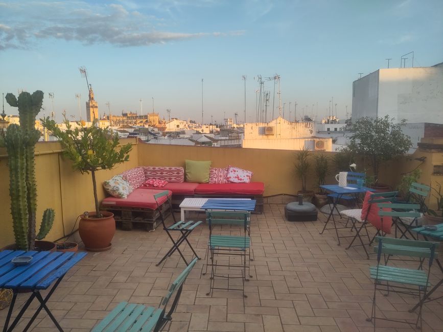 die Dachterrasse des Hostels - wichtigster Ort für mich und meine Beine im Herzen Sevillas