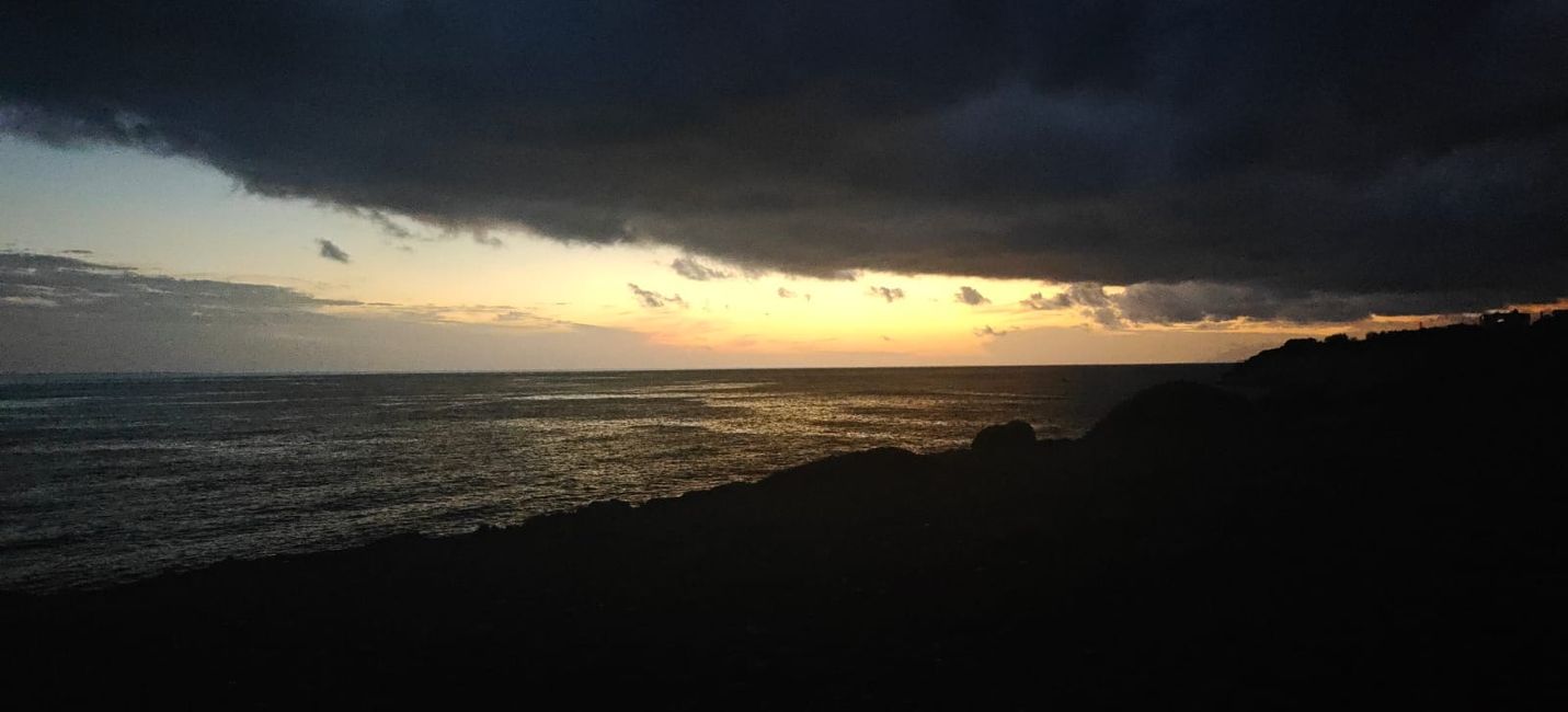 Al este de Ierapetra en un acantilado