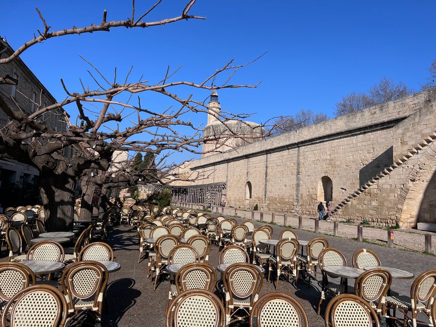 "Frongreisch" pur am frühen Morgen - die Bistrostühle warten noch auf Gäste