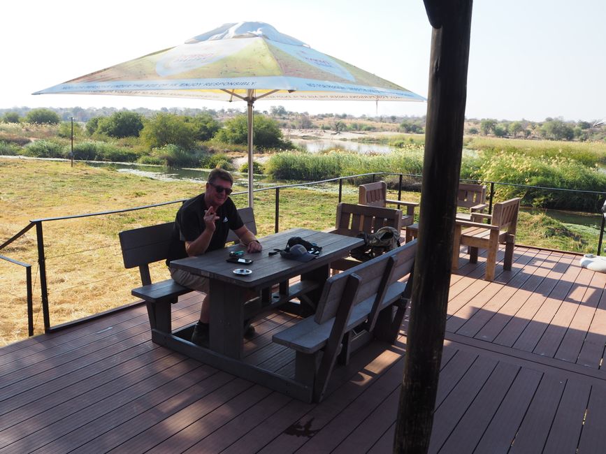 Chillen auf der Terasse mit Blick auf den Okavango und Angola auf der anderen Uferseite