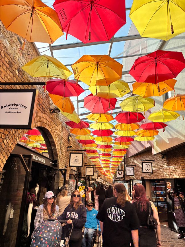 Süße Regenschirme im Camden Market 