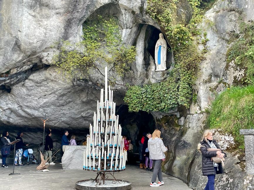 Die Grotte von Lourdes.